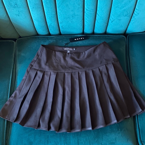 MOTEL ROCKS CASON MINI PLEAT SKIRT IN BLACK 

US Size 12 (XL) - Picture 5 of 7